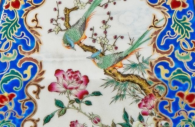 雍正粉彩描金缠枝莲纹开光花鸟图扁方瓶图片