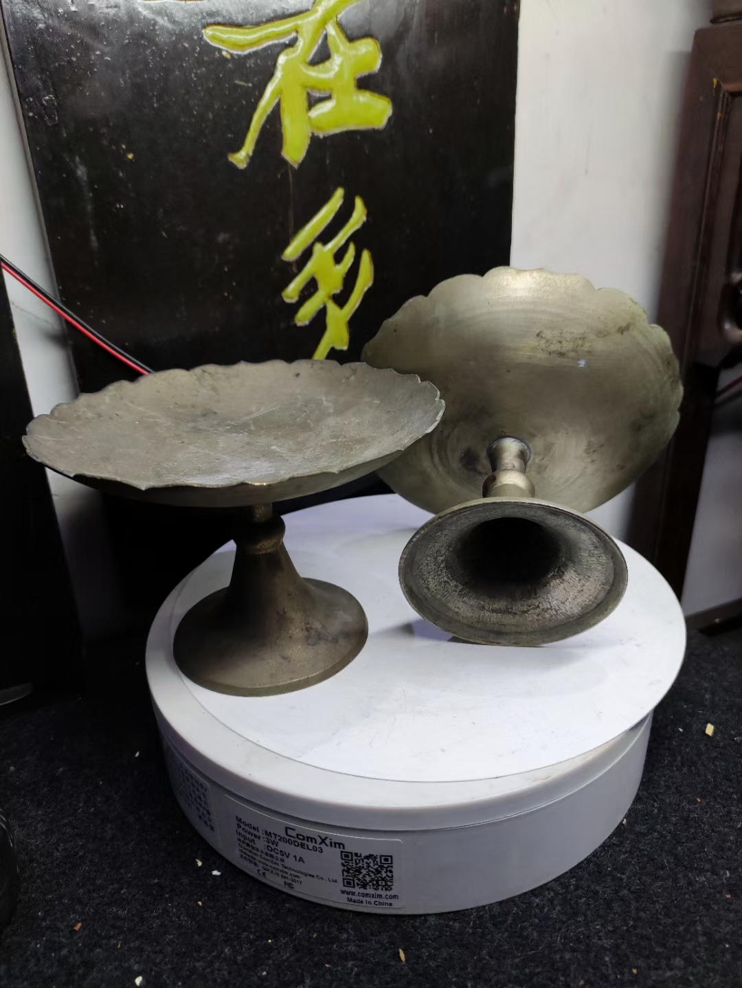清代龙泉窑香炉图片
